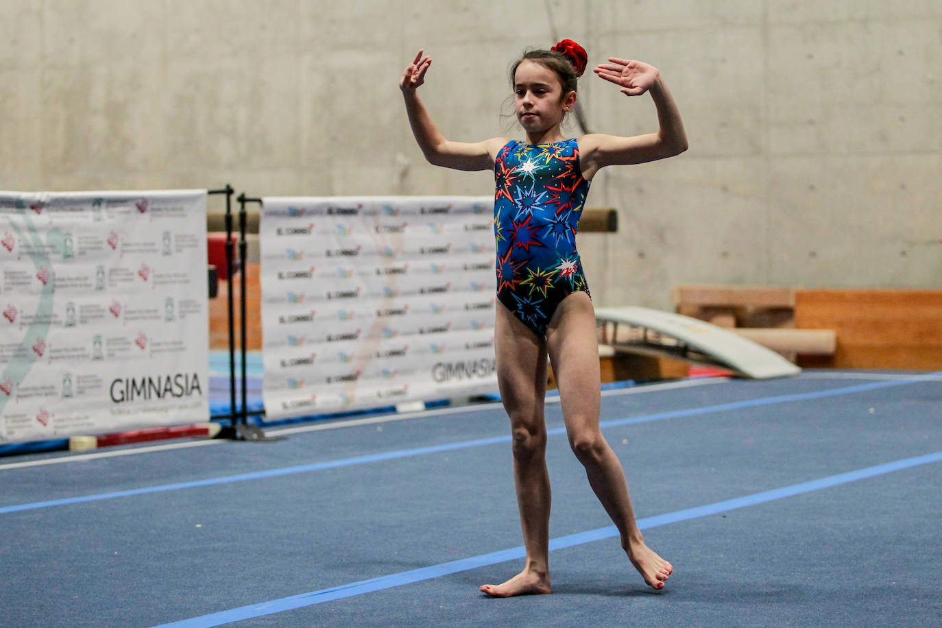 Un gimnasta, en pleno ejercicio. 