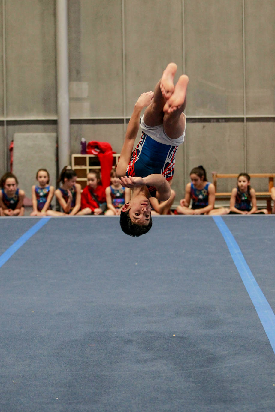 Un gimnasta, en pleno ejercicio. 