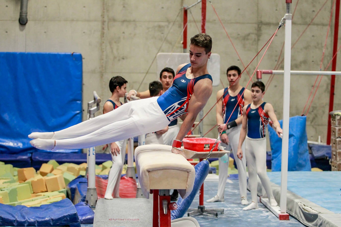 Un gimnasta, en pleno ejercicio. 