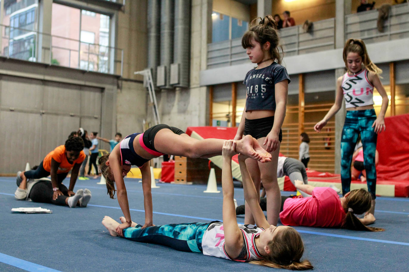 Un gimnasta, en pleno ejercicio. 