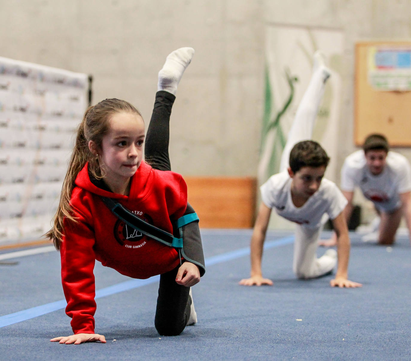 Un gimnasta, en pleno ejercicio. 