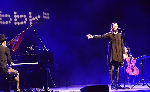 Leonor presentando al maestro Alejando Pelayo. 