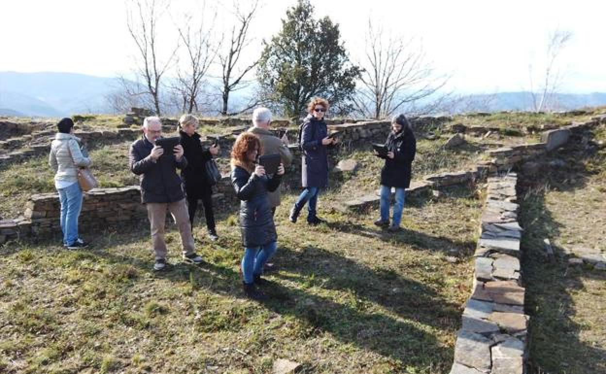 Visita de representantes de la Diputación de Gipuzkoa al yacimiento Oppidum de Arrola en Busturialdea. 