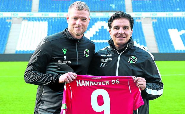 Guidetti posa con su nueva camiseta junto a su entrenador, Kenan Kocak.