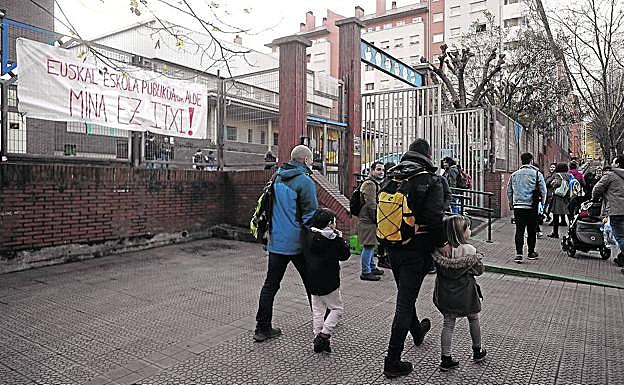 Pancartas en contra del cierre de Mina del Morro acompañan la recogida de los alumnos.