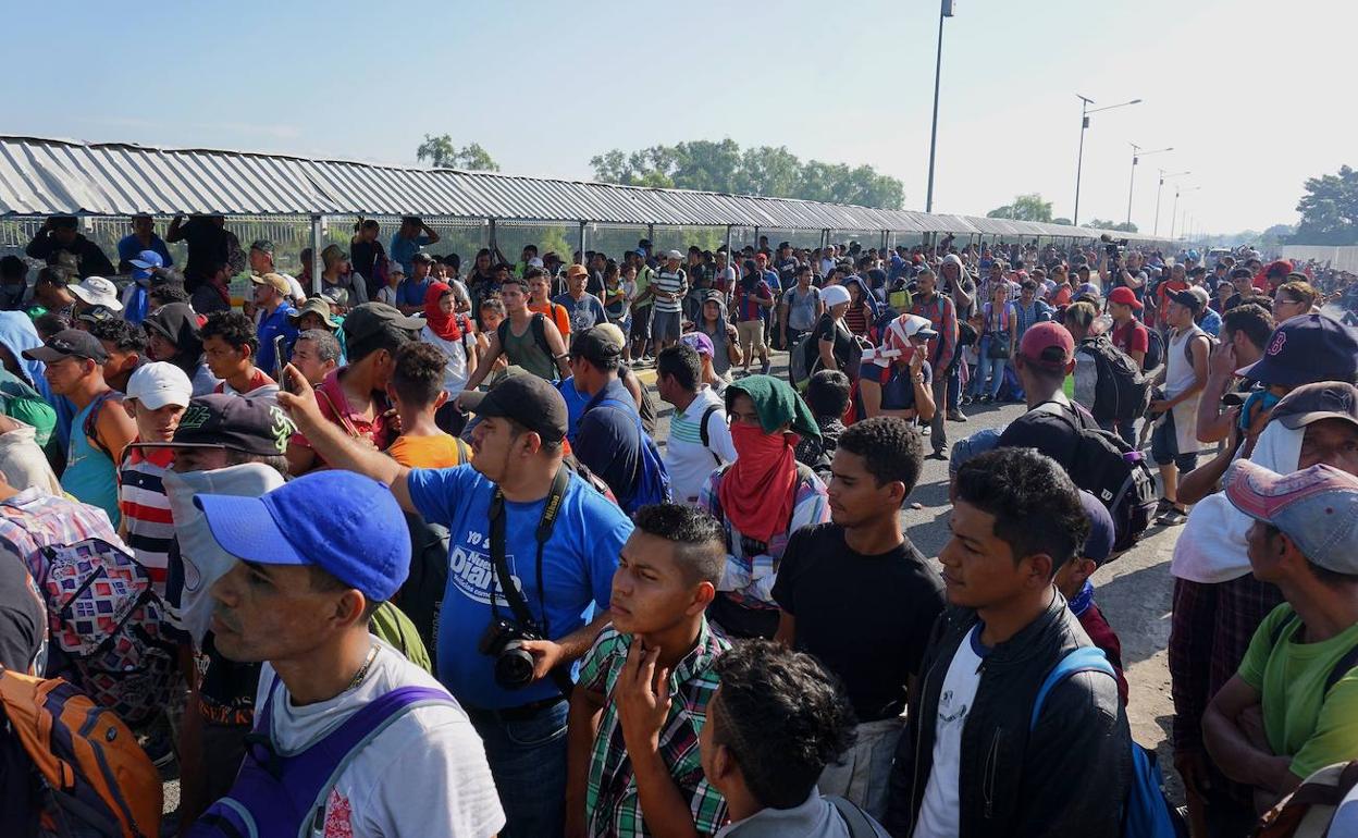 Los inmigrantes centroamericanos se agolpan en la frontera sur de Mexico.