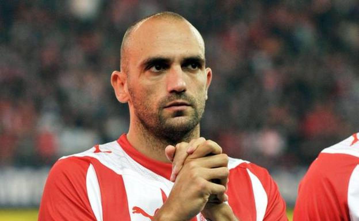 Raúl Bravo en un encuentro con el Olympiacos.