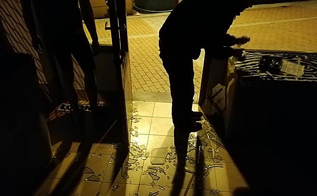 Imagen principal - Así quedó el local tras el robo de este viernes.