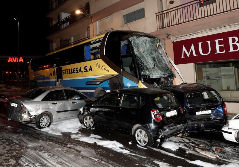 El autobús arrolló una quincena de vehículos tras colisionar contra la gasolinera. 