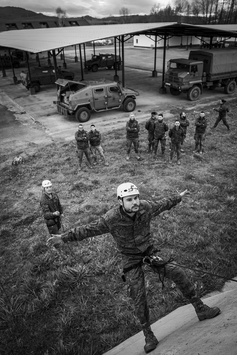 Un soldado practica rápel en la rampa de la torre multiusos ante la atenta mirada de su instructor, el sargento primero Zubelzu.