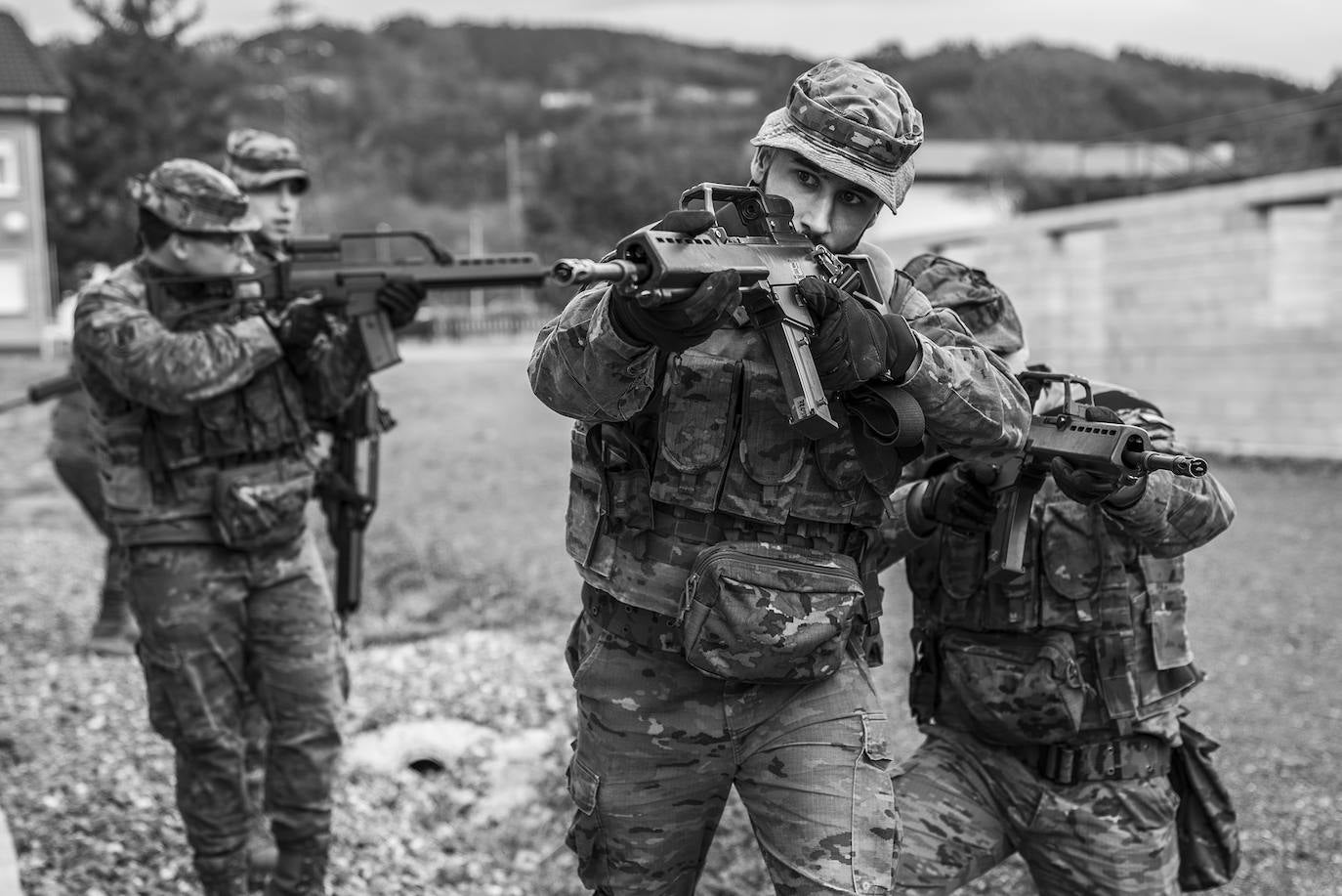 Soldados realizan un ejercicio de combate urbano. Los instructores les enseñan a protegerse los unos a los otros mientras avanzan posiciones.