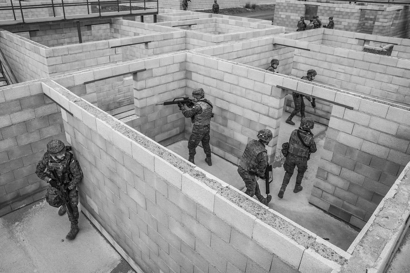 Los soldados se reparten por las estancias de un edificio comprobando que no oculta enemigos y verificando su seguridad. Aunque la tropa no ha entrado en combate, se les prepara para hacer frente a situaciones en las que queden expuestos al fuego enemigo.