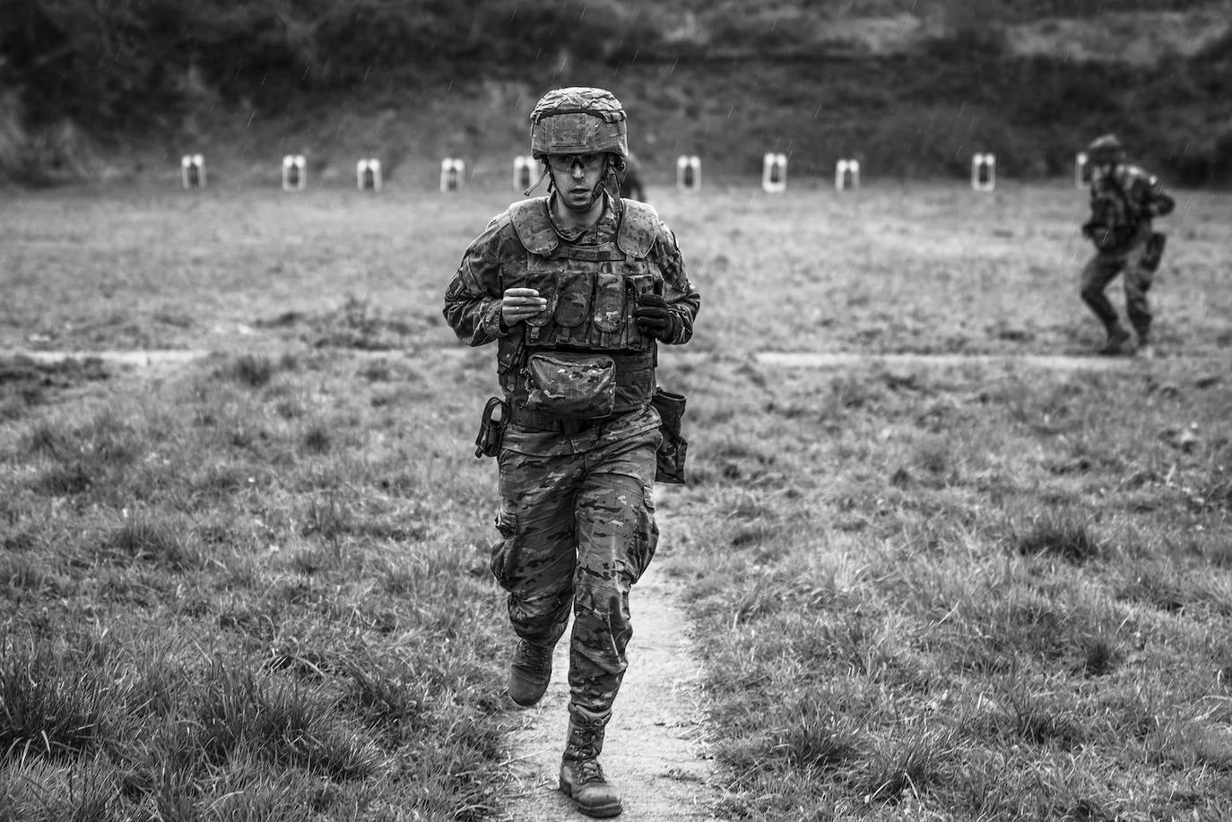 Un soldado se retira a la línea desde donde sus compañeros harán fuego. El batallón utiliza fusiles HK G36, de fabricación alemana, y munición blindada 5.56 x 45 mm., camisa metálica, el calibre estándar de la OTAN.