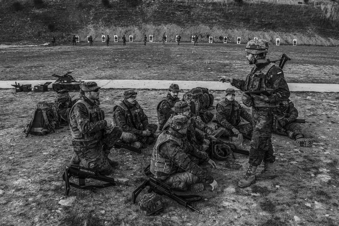 Campo de tiro de Araca. Un pelotón recibe instrucciones de combate cuerpo momentos antes de realizar un ejercicio en el que reptan por el suelo, protegiéndose entre ellos, para tomar una posición.