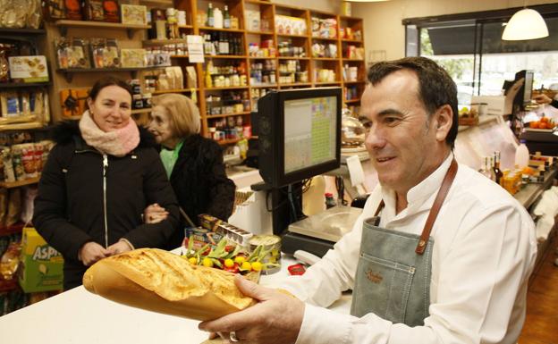 Pedro Vázquez despacha en Alimentación Casa Castilla, a un paso de cebra del parque del Prado, todos los domingos por la mañana. 