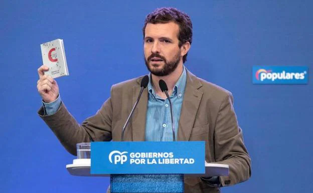 Pablo Casado sostiene un ejemplar de la Constitución este sábado en Murcia.
