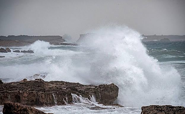 Imagen principal - Temporal marino en Ibiza (arriba). Inundaciones en Ibiza (medio). La lluvia cayó en Menorca.