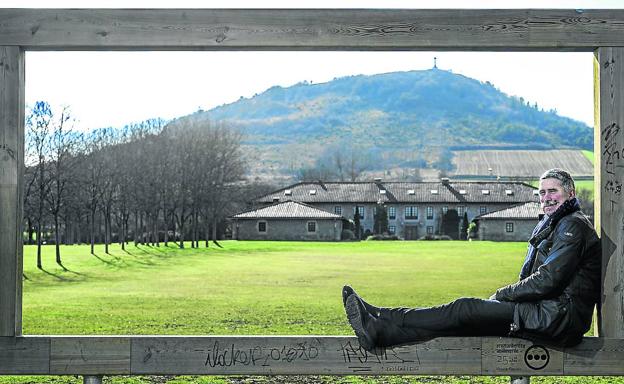 Este encuadre tiene «gran significado» para Andrés Orive y es el rincón de Olárizu con vistas a los Montes de Vitoria que ha elegido para esta entrevista por jubilación.