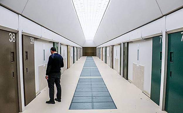 Funcionario en una galería del centro penitenciario de Álava.