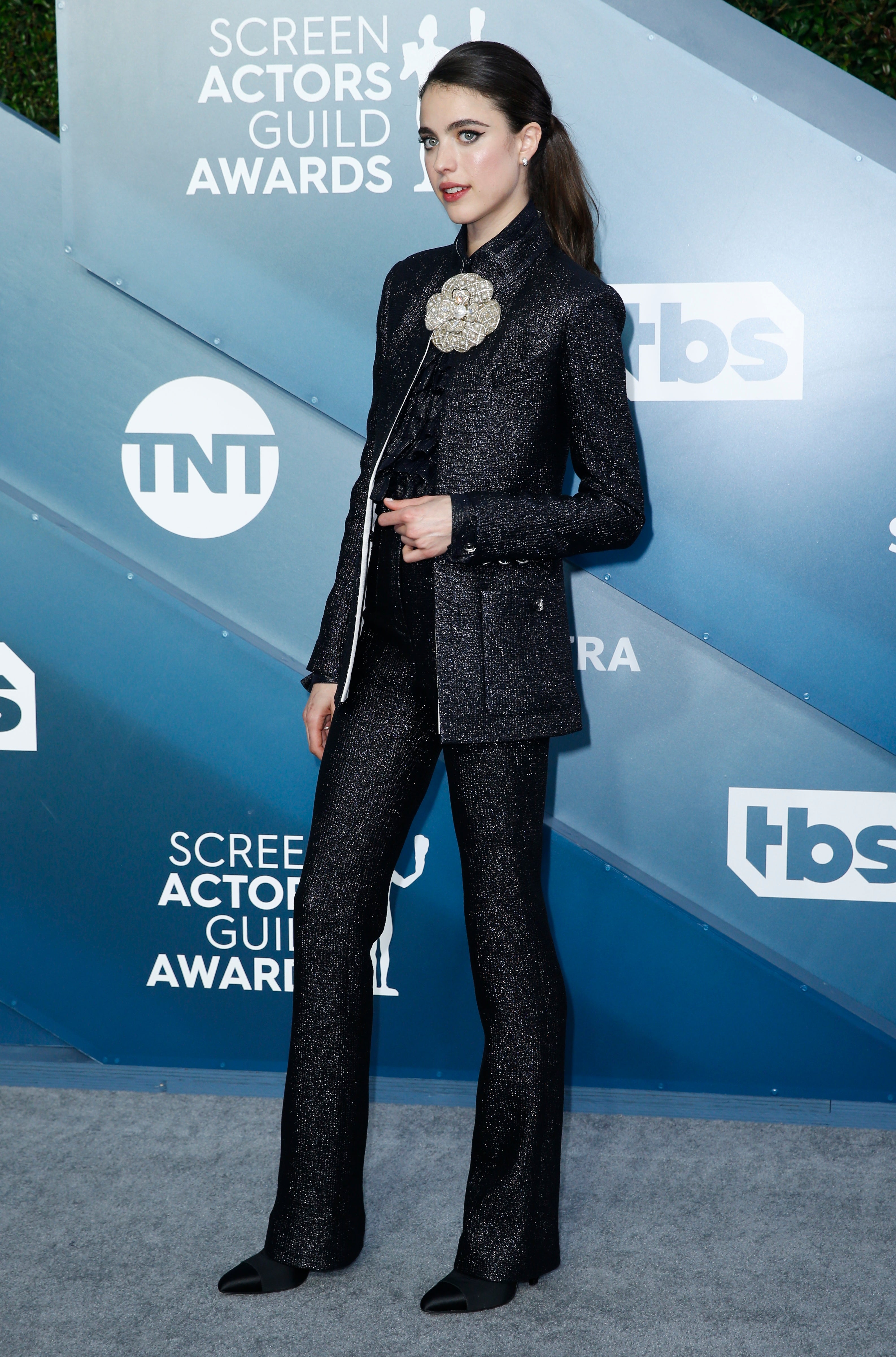 Margaret Qualley, con un traje de chaqueta glitter, de Chanel.