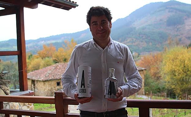 Jon Zubeldia, de la bodega Astobiza, sostiene una botella de ginebra.
