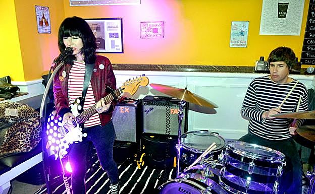 Pat y Tommy, ambos con niquis de rayas.