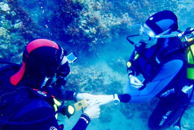 Patricia Montero y Álex Adover en su pedida de mano acuática