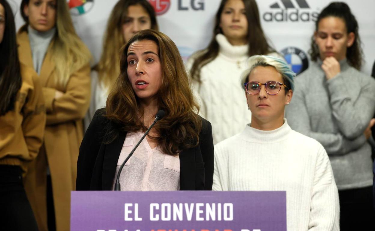 La portera del Athletic Ainhoa Tirapu mostró el malestar de las jugadoras junto a varias compañeras. 