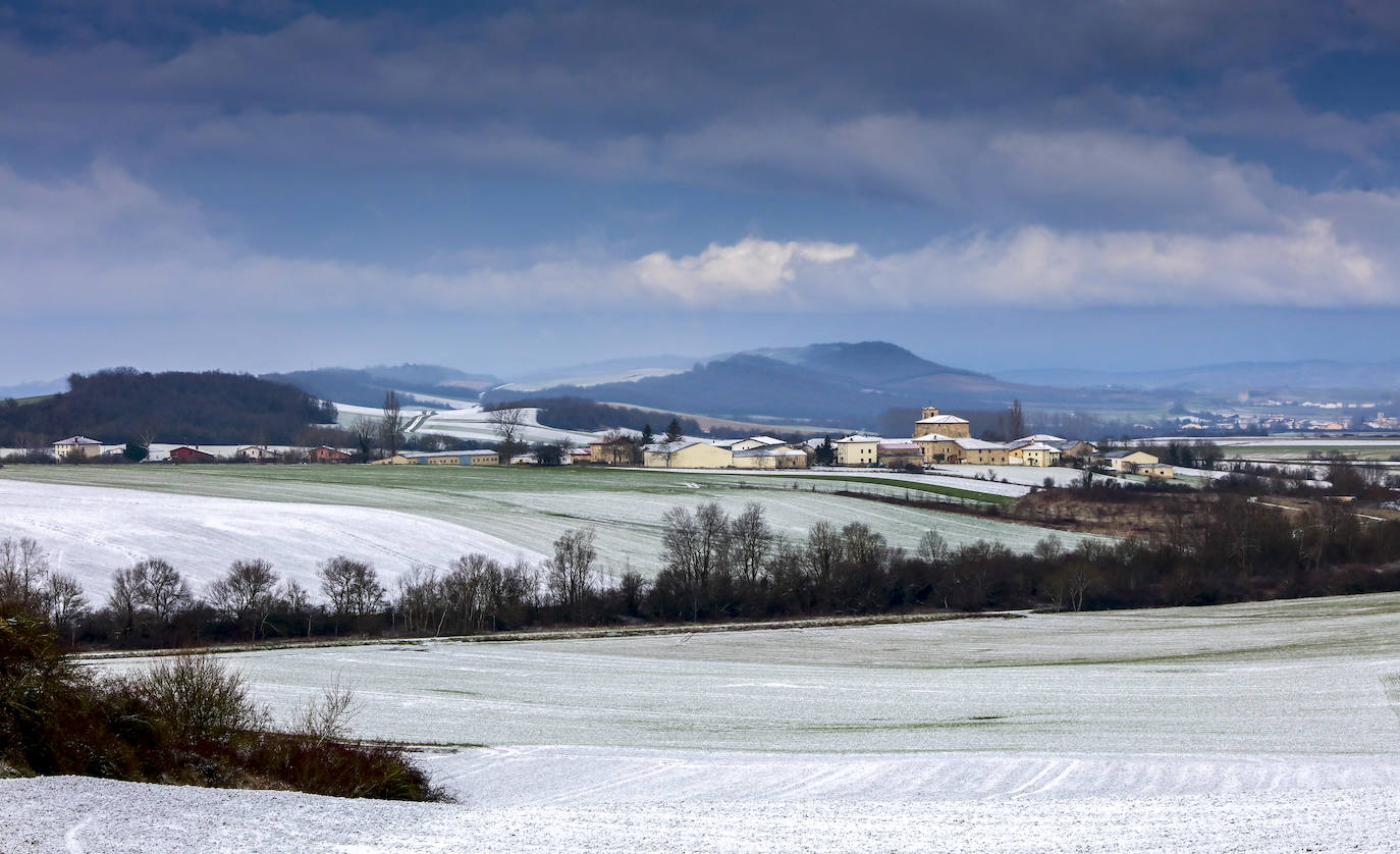 Fotos: Ligeras nevadas en Álava