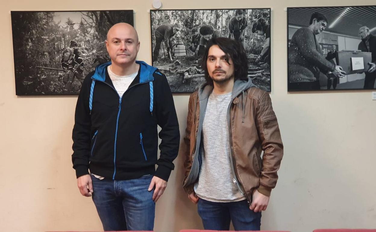 Aitor Miñambres, director del Museo Memorial del Cinturón de Hierro, y el fotógrafo Mario Saravia. 
