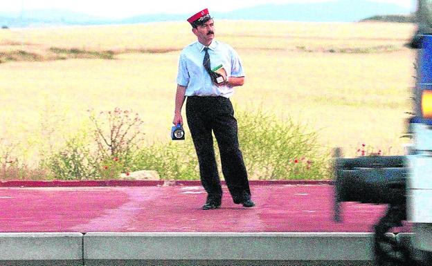 Gorra, banderín, silbato y linterna componen el uniforme de trabajo.