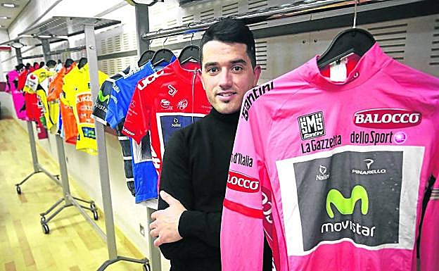 Beñat Intxausti posa con todos sus maillots, y en primer término con el del líder del Giro que lució en la edición de 2013. 
