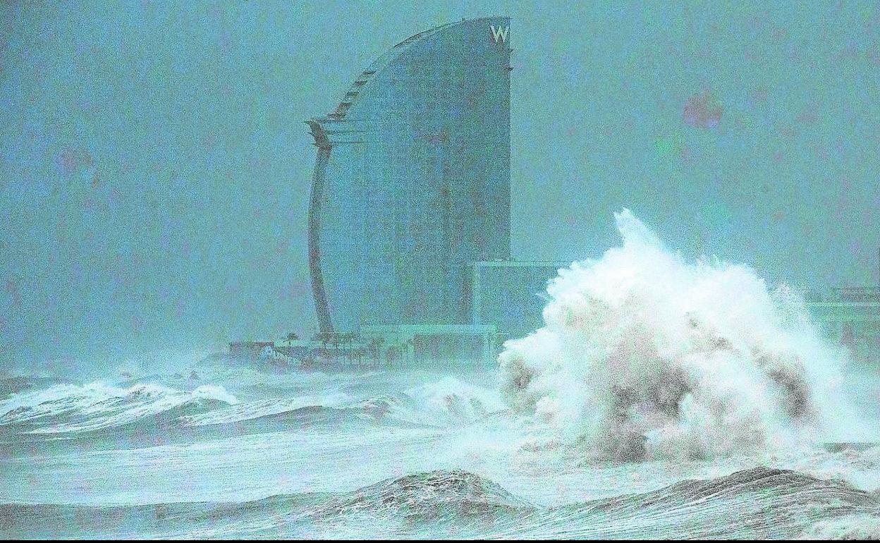 El fuerte oleaje azota la playa de La Barceloneta. El temporal de viento dará paso en las próximas horas a fuertes precipitaciones.