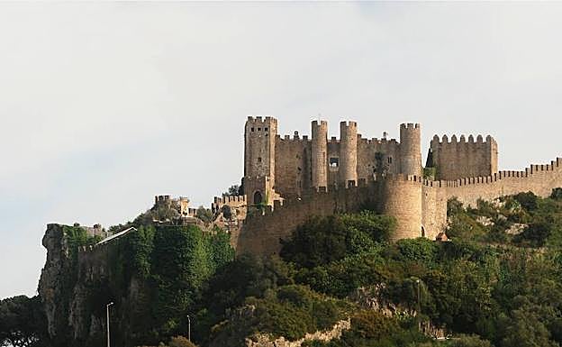 Imponente imagen del castillo de Óbidos, en Portugal, donde estuvo preso el Canciller Ayala.