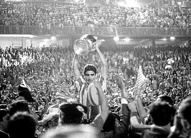 Koldobi Etxeberria, capitán del Athletic, levanta la Copa tras ganar en la final de 1969 al Elche.