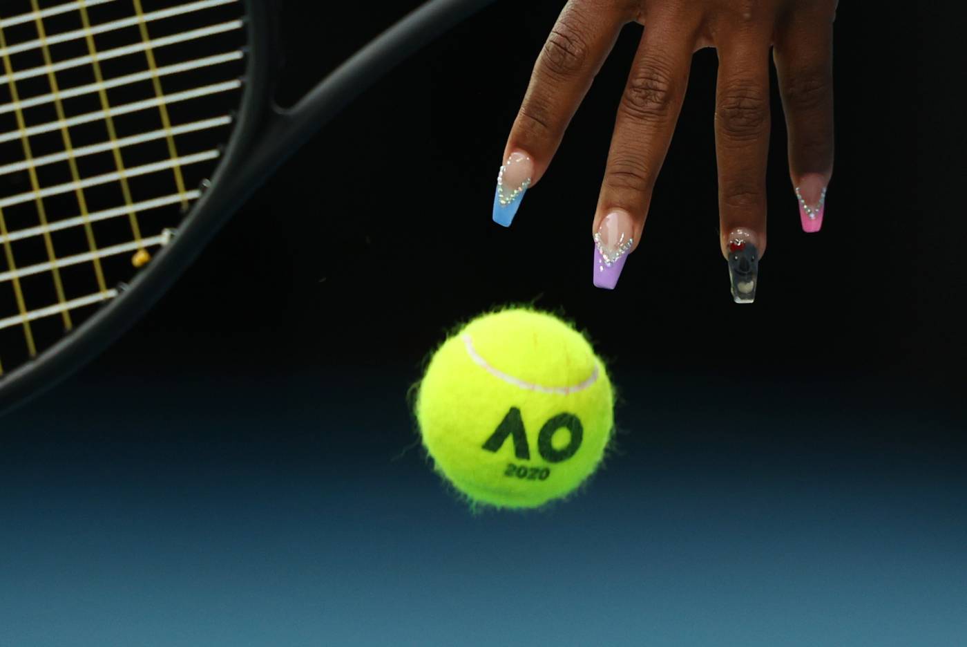 Detalle de las uñas de la tenista Serena Williams de los Estados Unidos, durante el partido contra la eslovena Tamara Zidansek, en el Open de Australia. 