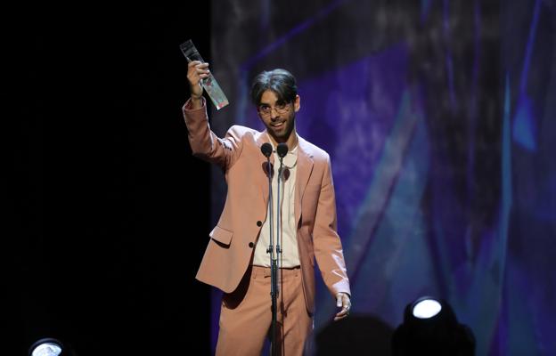 Don Patricio recogiendo el premio a la mejor canción