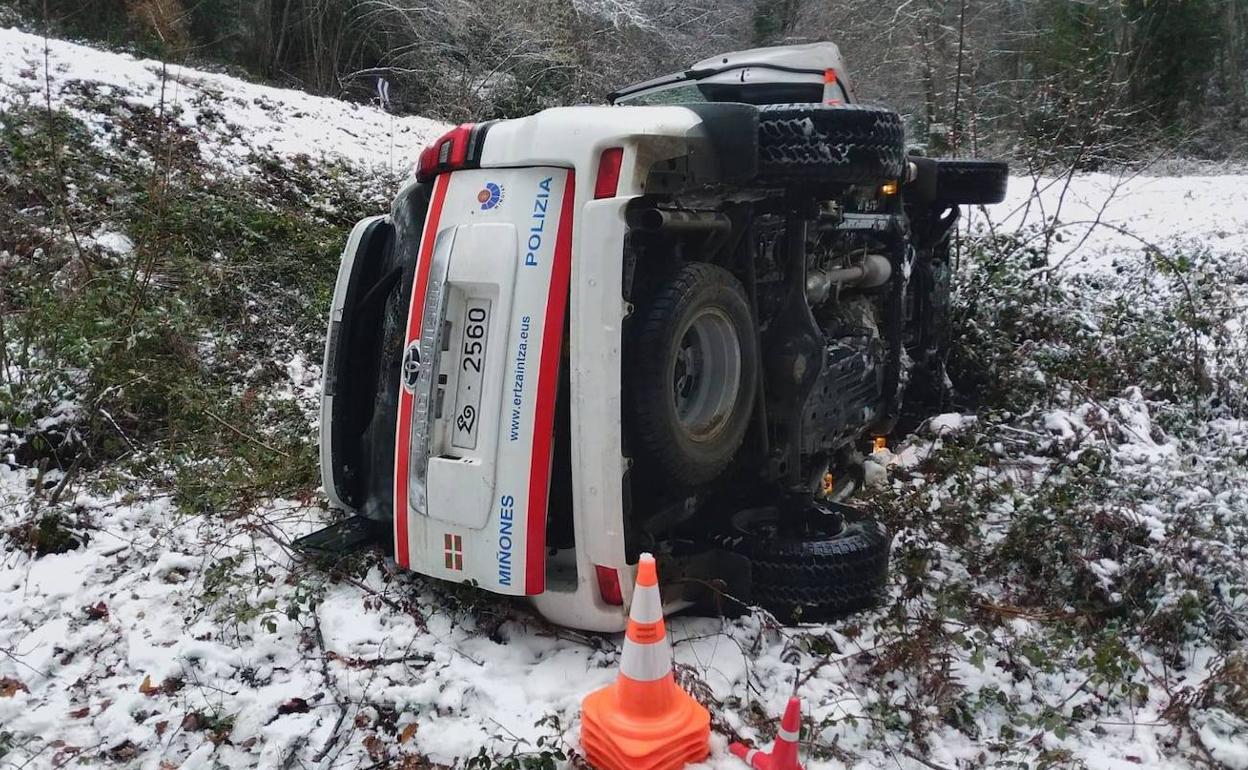 Los dos miñones pudieron salir por sí mismos del vehículo, que quedó volcado sobre un lateral.