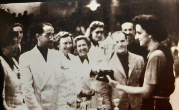 Luis Rodríguez de Miguel, gobernador civil, entrega un trofeo a Carmen Adarraga, capitana de la Sección Femenina. 