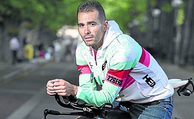 El triatleta alavés Javi Pérez fue bronce en grupo de edad en Hawai el año pasado. 