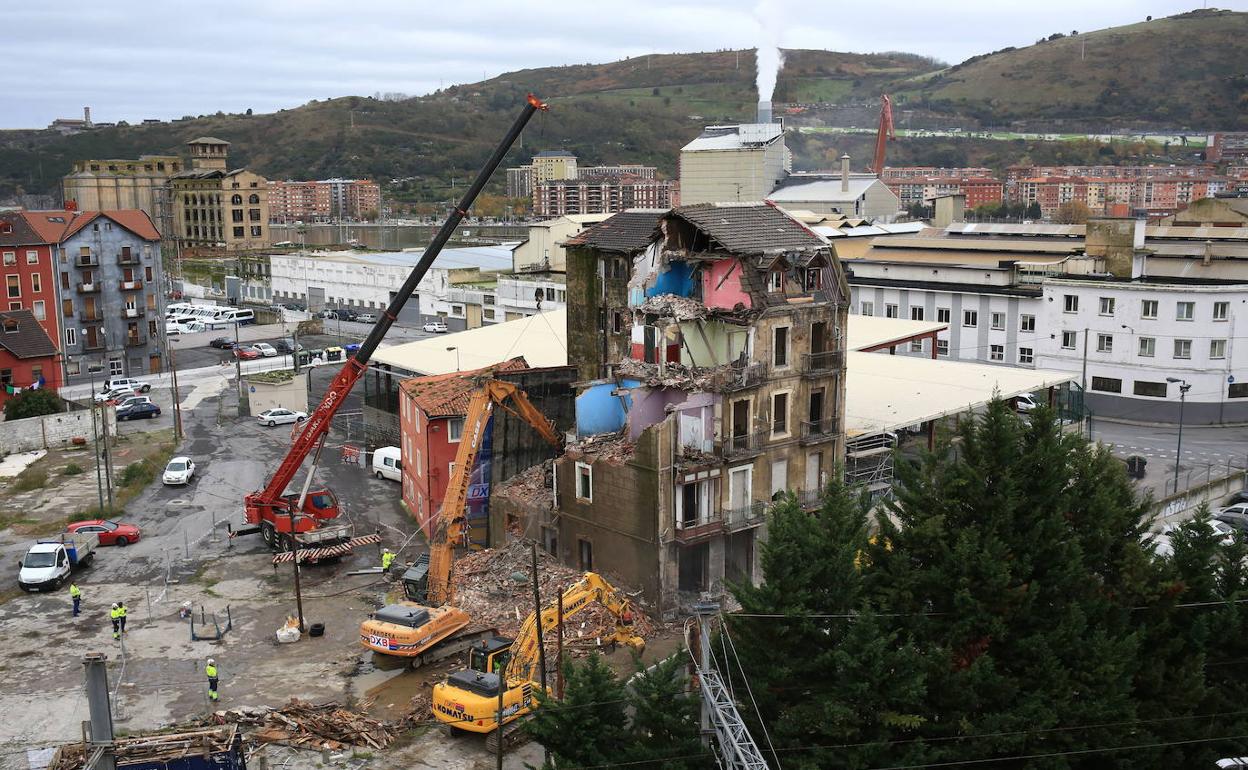 Derribo de una infravivienda de La Landa el pasado noviembre. 