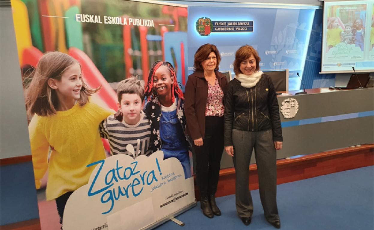 La consejera de Educación, Cristina Uriarte (derecha), junto con la número dos del Departamento, Maite Alonso.