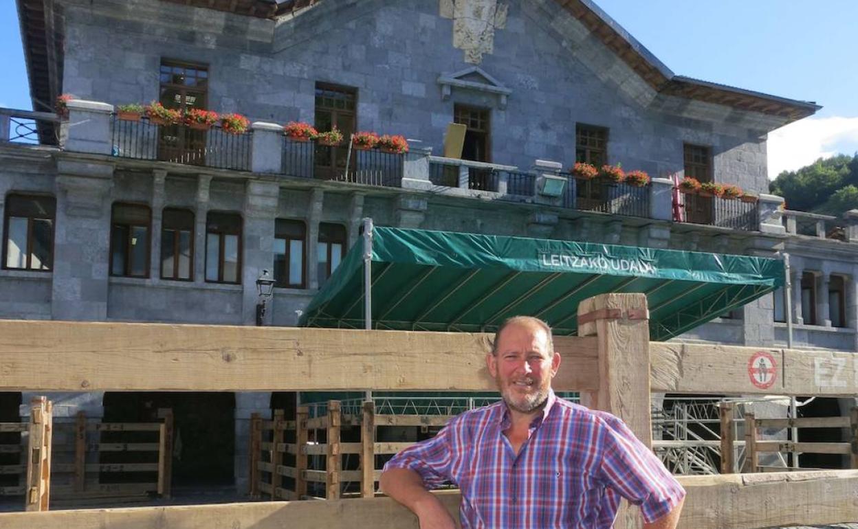 Iñaki Perurena harrijasotzaile leitzarra herriko plazan, udaletxea atzean duela. 