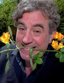 Imagen secundaria 2 - Terry Jones y el resto de miembros británicos de los Monty Python en sus inicios (falta Terry Gilliam, el único estadounidense). En su inolvidable papel de la madre del protagonista de 'La vida de Brian' y en una fotografía de 2008.