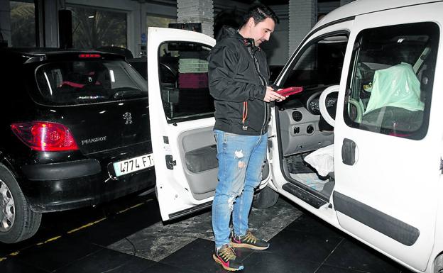 Iban Zubiaurre, ayer en su taller de coches, situado a un kilómetro del Martínez Valero, el estadio donde hoy juega el Athletic. 