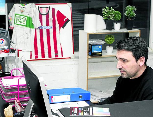 Camisetas de Athletic y Elche en su mesa de trabajo.