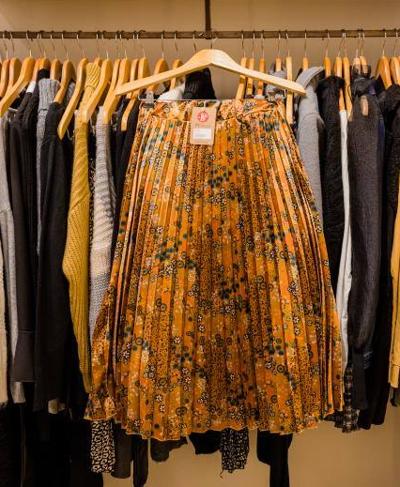 Falda midi de la tienda Trendie. 