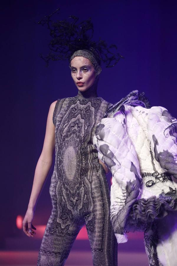 La pasarela de la Alta Costura Primavera/Verano de París ha sido el lugar donde Jean Paul Gaultier ha dicho adiós a una larga trayectoria en la moda. Dita Von Teese, Rossy de Palma, las hermanas Hadid, Karlie Kloss, Irina Shayk, entre otras han sido las que se han vestido con los excéntricos diseños.