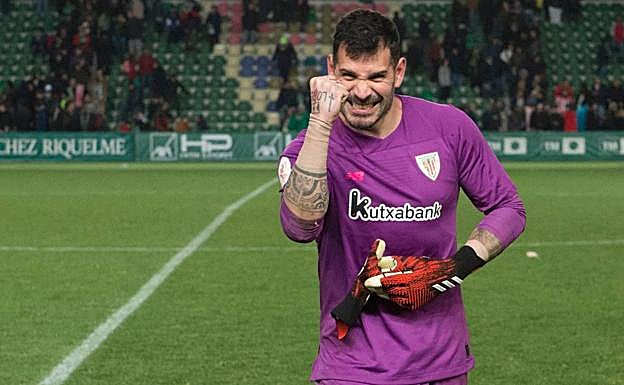 Iago Herrerín celebra su buena actuación ayer en el Martínez Valero. 
