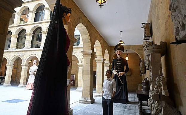 El claustro del Museo Vasco, hogar de los gigantes de Bilbao.